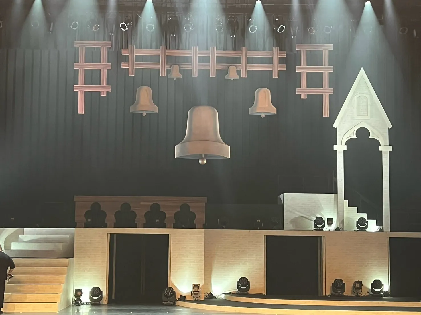鐘と教会をモチーフにした舞台美術