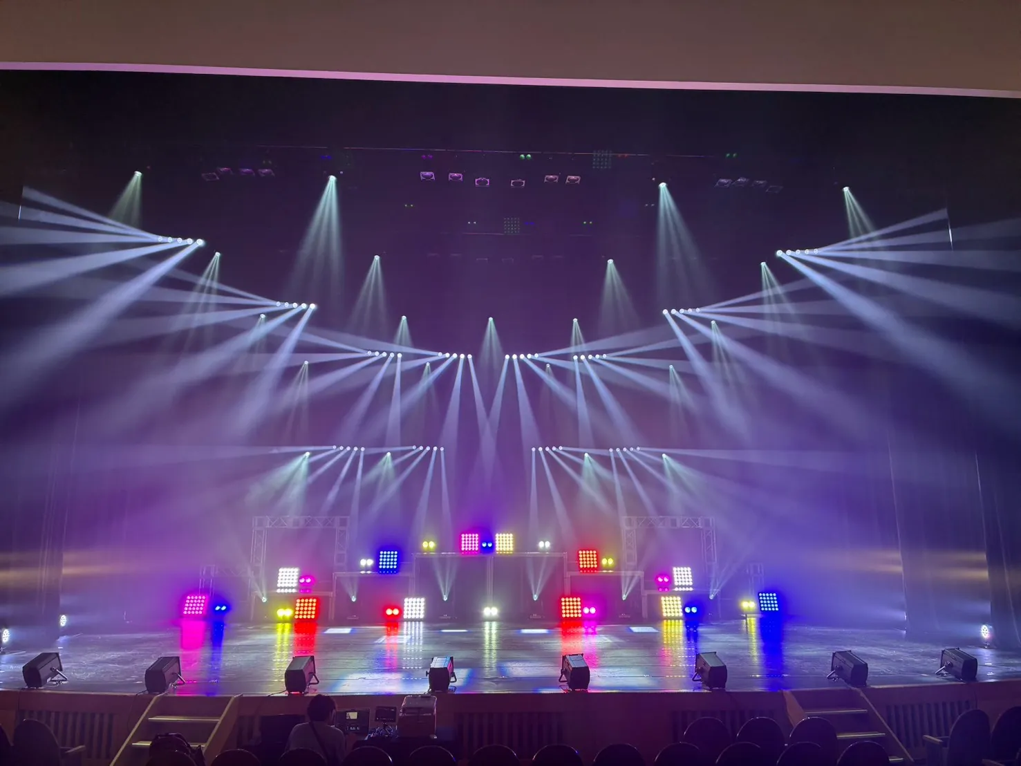 複数方向から白い光線が広がる照明演出